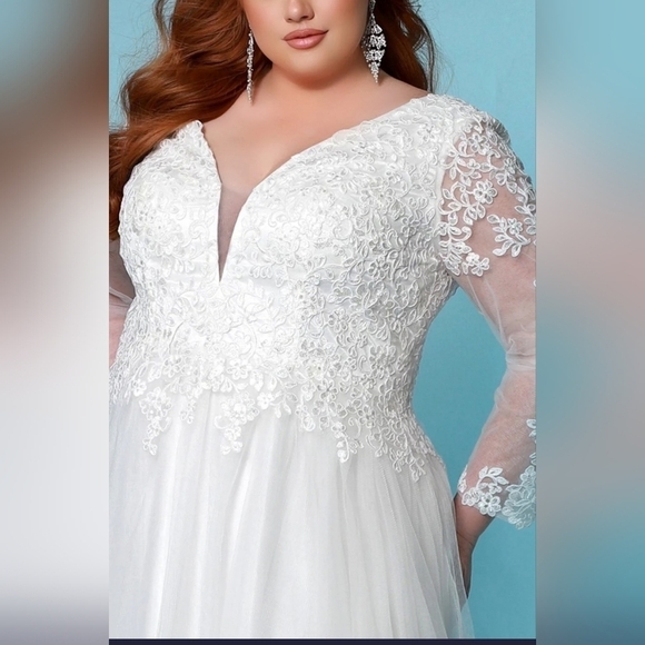 Laura Beth Wedding Dress - Picture 8 of 10